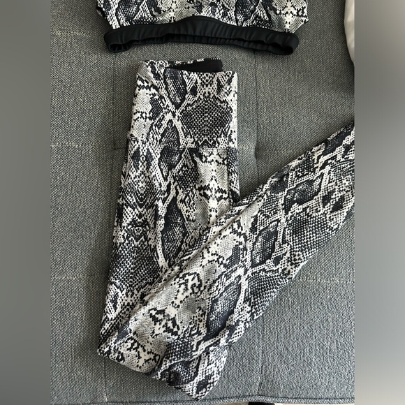 Marika Printed Leggings and Bra Set Size XS - Picture 2 of 9